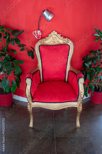 hermosa silla estilo Luis XV dorado con rojo en un museo en Guatape Antioquia