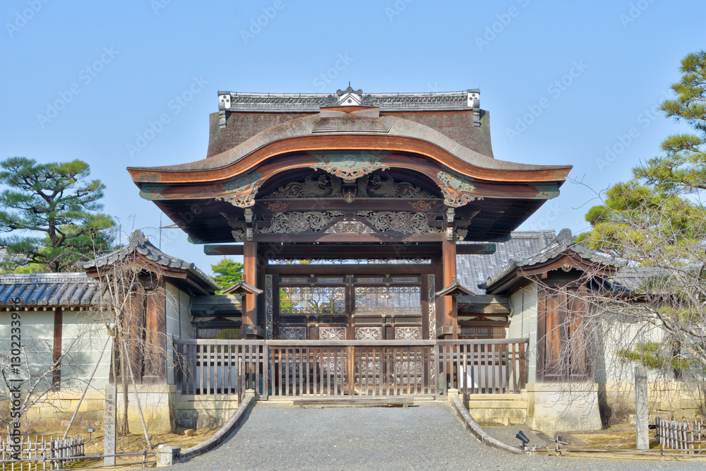 Fototapeta premium 仁和寺勅使門