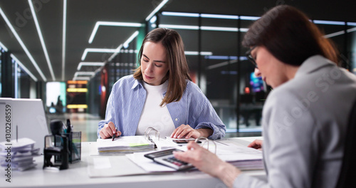 Papier peint Skilled accountant helps clients navigate complex tax compliance regulations