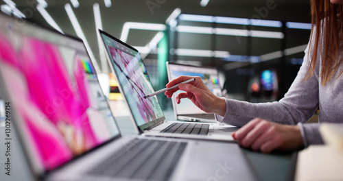 Tableau sur toile Web Graphic Artist Transforming Office Space Through Creative Digital