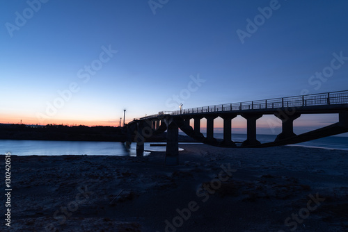 Wallpaper Mural 夜明け前の美しい空と橋のシルエット Torontodigital.ca