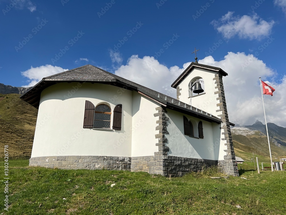 Fototapeta premium Chapel of Mary Queen of Angels or Tannalp Chapel, Kerns - Canton of Obwalden, Switzerland (Kapelle Maria, Kerns Königin der Engel oder Tannalpkapelle, Kerns - Kanton Obwald, Schweiz)