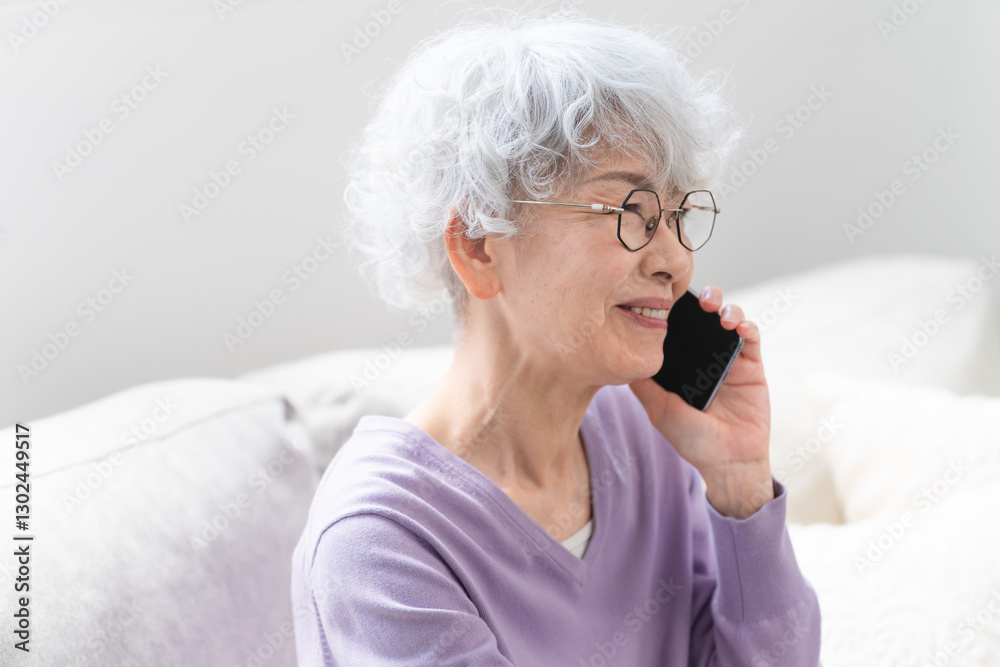 スマートフォンで通話しているシニア女性
スマートフォンで通話しているシニア女性