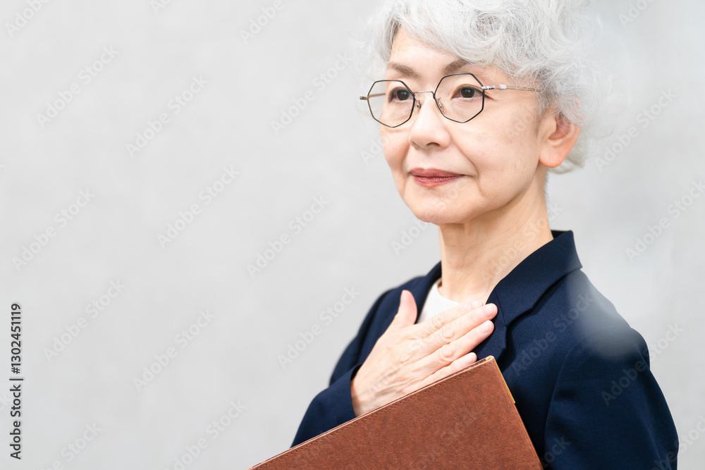 ビジネススーツを着たシニア女性　ビジネスイメージ	
