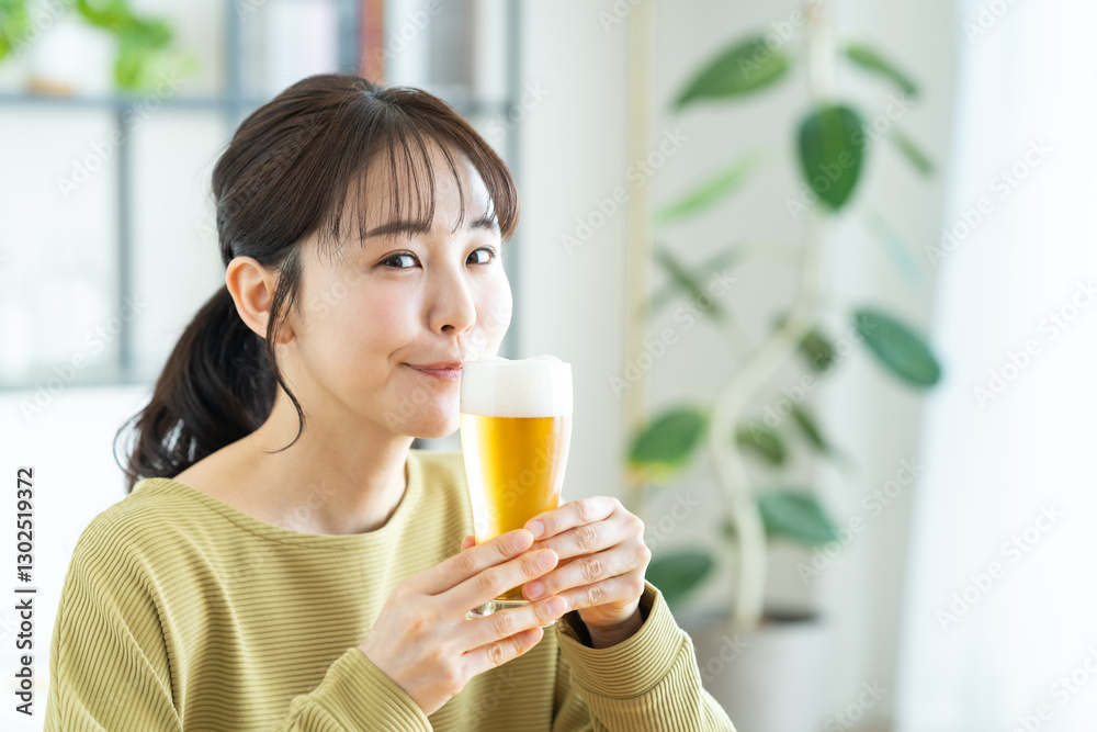 リビングでビールを飲む若い女性 リビングでビールを飲む若い女性