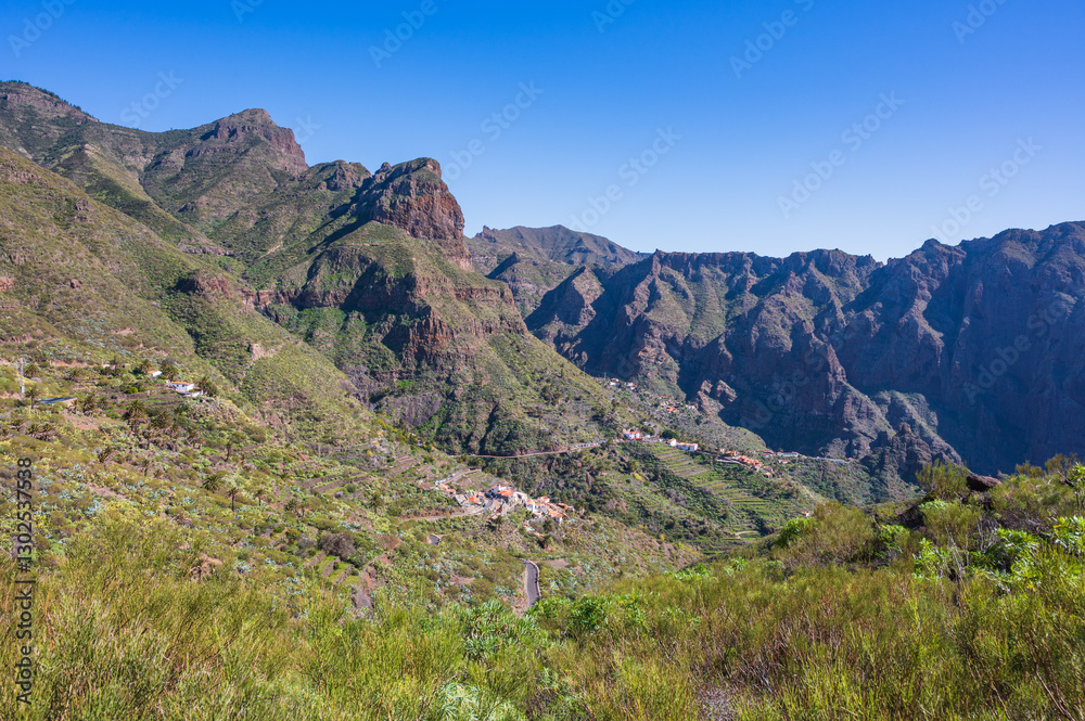 Blick über das am Ausgangspunkt einer großen Schlucht gelegene Bergdorf Masca auf der Kanarischen Insel Teneriffa, Spanien