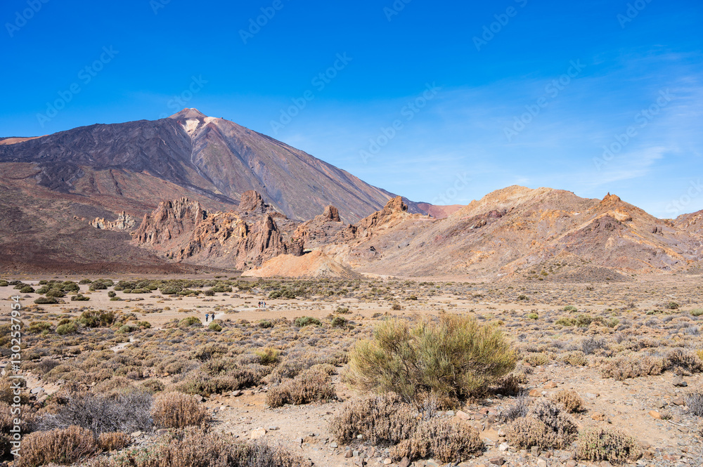 Landschaft im Teide Nationalpark mit Lavaformationen und dem El Teide Vulkan auf der Kanarischen Insel Teneriffa, Spanien