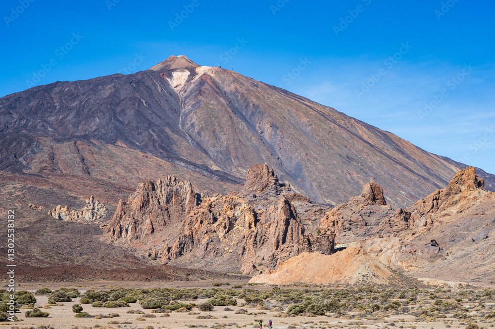 El Teide Vulkan mit Felsformationen aus Lava im Teide Nationalpark auf der kanarischen Insel Teneriffa, Spanien