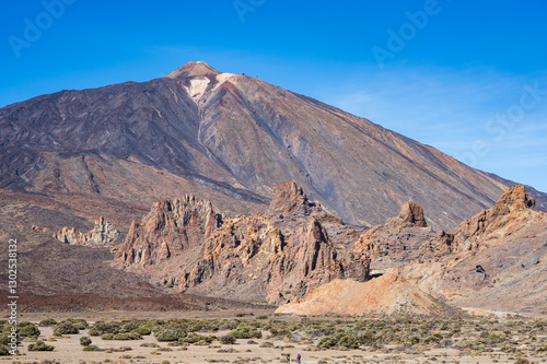 Obraz na płótnie El Teide Vulkan mit Felsformationen aus Lava im Teide Nationalpark auf der kanarischen Insel Teneriffa, Spanien w salonie