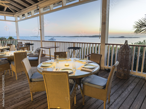 La table d'un restaurant au bord de mer. Une vue sur l'océan. photo