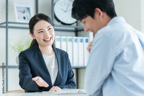 Plakat 若い男性に営業するプランナーの若い女性