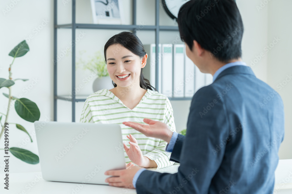 Obraz premium プランナーに相談する若い女性