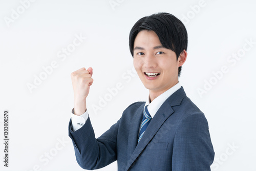 ガッツポーズの若いビジネスマン