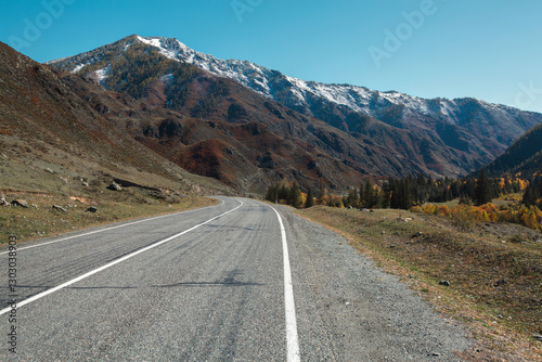 Obraz na płótnie A mountain road winding through the peaks of the Altai Republic, surrounded by breathtaking landscapes. w salonie