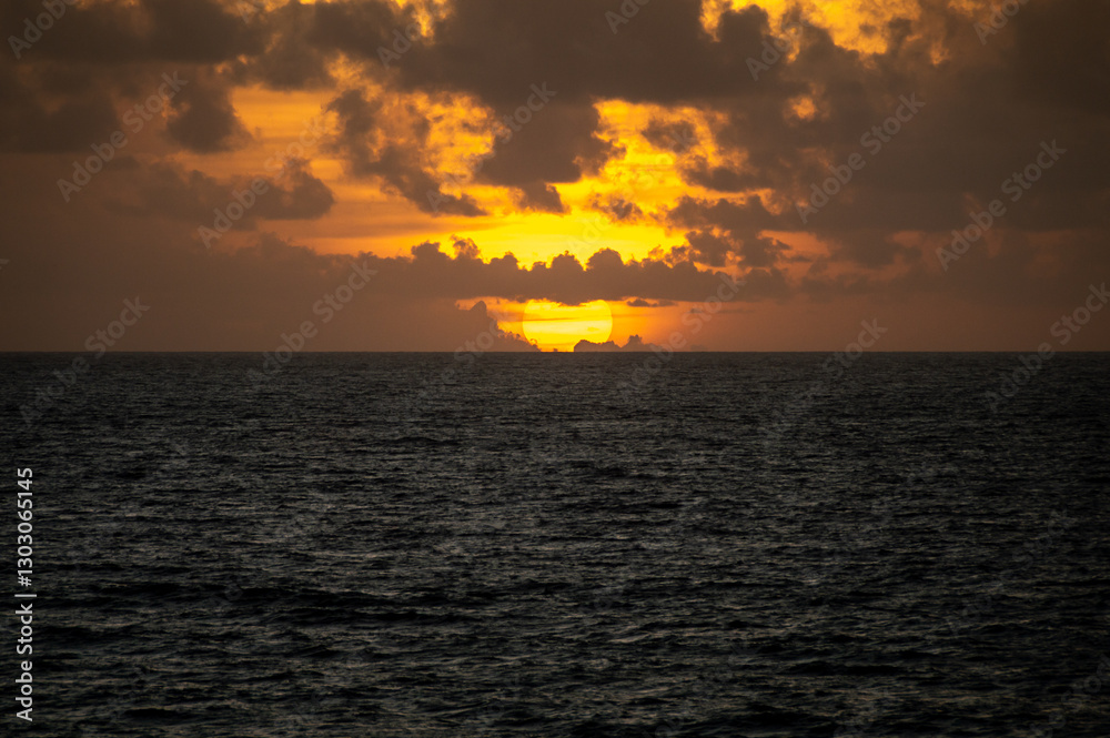 Obraz premium amanecer naranja en el horizonte del mar 