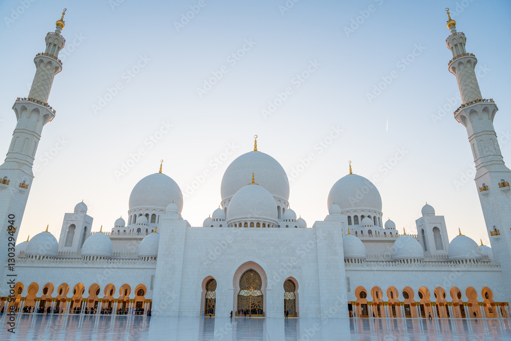 Fototapeta premium Sheikh Zayed Grand Mosque in Abu Dhabi one of the famous UAE landmarks