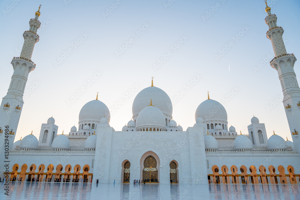 Obraz premium Sheikh Zayed Grand Mosque in Abu Dhabi one of the famous UAE landmarks