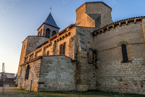 Une église dans un petit village en France