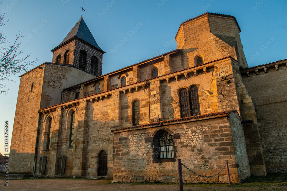 Une église dans un petit village en France Une église dans un petit village en France