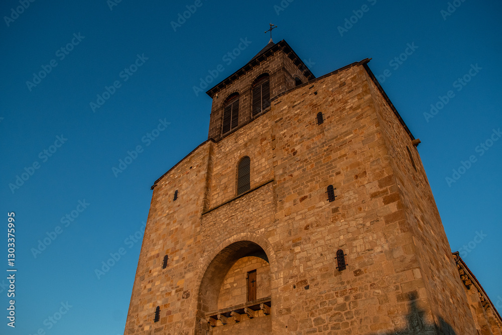 Une église dans un petit village en France Une église dans un petit village en France