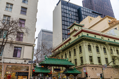 Canvas Print A view towards the entrance to Chinatown in the morning in San Francisco in earl