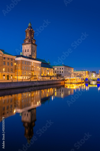 Obraz na płótnie Goteborg, Sweden, Canal in the city center illuminated at night w salonie
