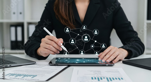 RH innovants avec IA: La Directrice des Ressources Humaines exploite données candidates et réseaux compétences pour recrutement ciblé dans l’ère numérique photo