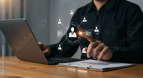 Tecnología RRHH innovadora: Especialista en recursos humanos analiza perfiles profesionales y redes talento para contratación estratégica en la era digital photo