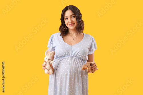 Young pregnant woman with b...