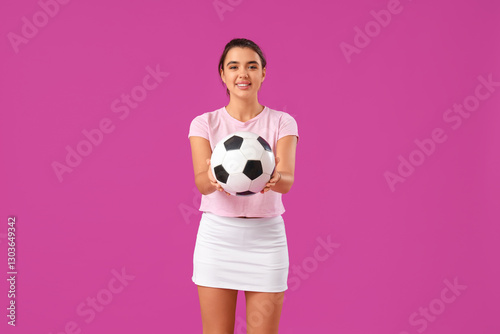 Sporty young woman with soc...