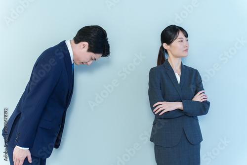 謝罪をするビジネスパーソン