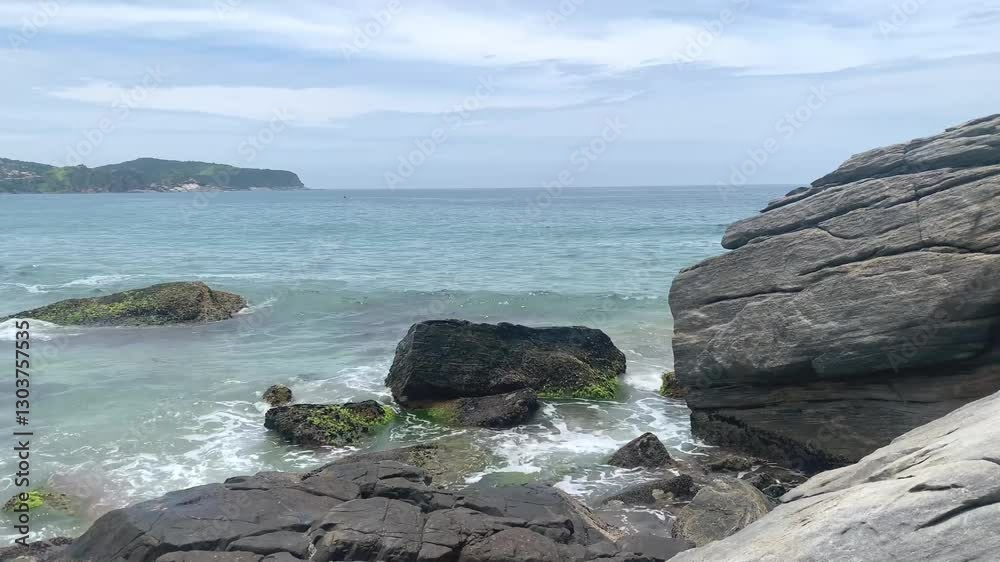 El mar rompe en las rocas - The sea breaks on the stones.