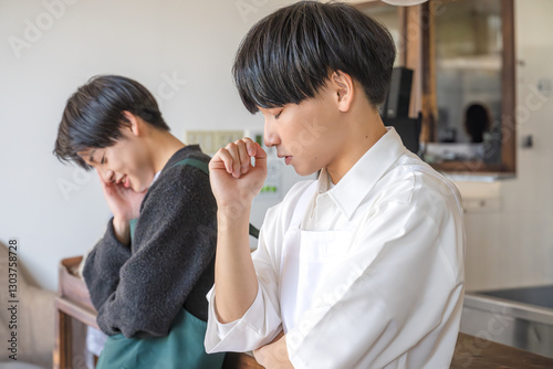 悩むカフェ店員