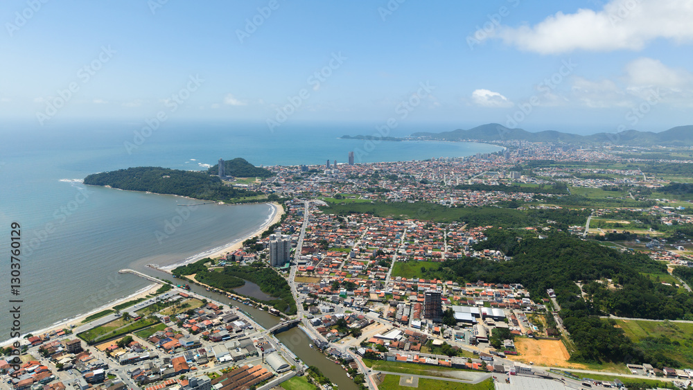 Obraz premium Aerial view of Penha, a coastal city in Santa Catarina, Brazil, showcasing its picturesque landscape and the surrounding coastline.