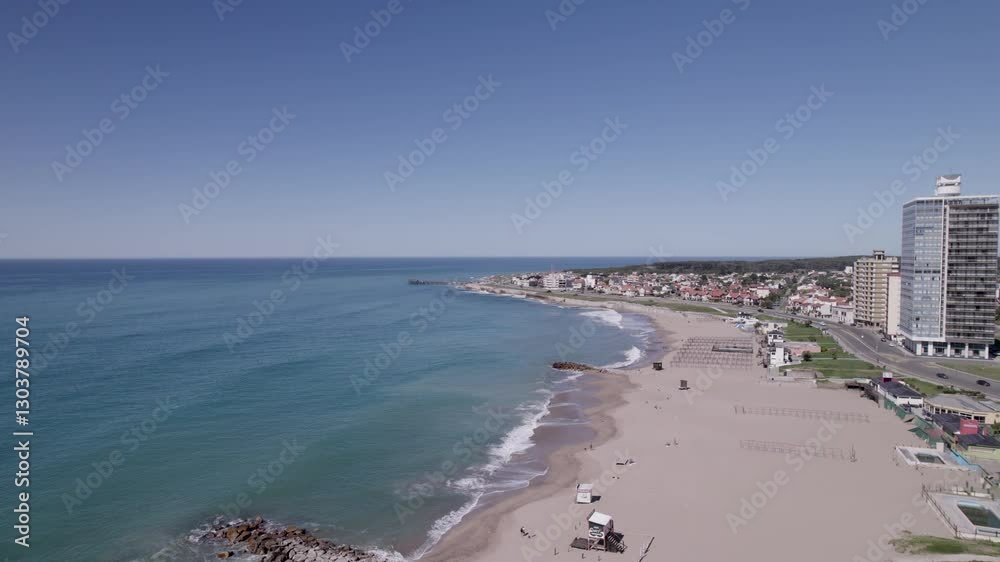 Playa de Buenos Aires en verano: sol radiante, olas suaves, arena dorada y ambiente relajado. Turismo. Argentina. Miramar. Playa de Buenos Aires en verano: sol radiante, olas suaves, arena dorada y ambiente relajado. Turismo. Argentina. Miramar.
