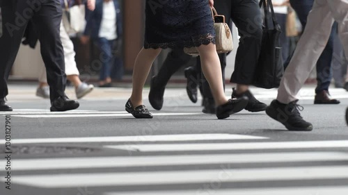交差点を歩く人々の足元