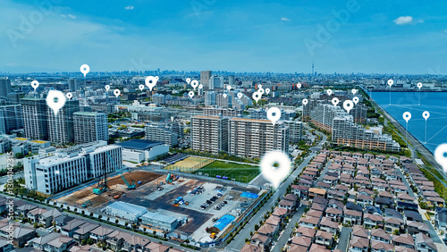 都市、ネットワーク、空撮、風景、道路、GPS、位置情報、社会、ピン、マップ、SNS、店舗、道案内、ナビゲーション、ソーシャル、テクノロジー、メディア、口コミ、レビュー、不動産、拠点、俯瞰、ドローン、ハイアングル、展望、パノラマ、現代、都会、IT、ICT、DX、データ、建設、建築、住宅、企業、地平線、マンション、ビル、青空、テック、技術、産業、交通、未来、オンライン、インターネット、web、検索、c