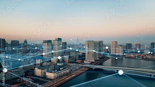 都市、通信、都会、街、ネットワーク、スマートシティ、IoT、DX、回線、ドローン、展望、パノラマ、コピースペース、繋がる、電波、LPWA、広域、公共、行政、自治体、LGWAN、インターネット、オンライン、ウェブ、Internet of Things、クラウド、空撮、俯瞰、ハイアングル、地平線、社会、現代、建設、建築、ビル、ビル群、ビジネス、テクノロジー、テック、技術、未来、夜明け、夕焼け、東京、日