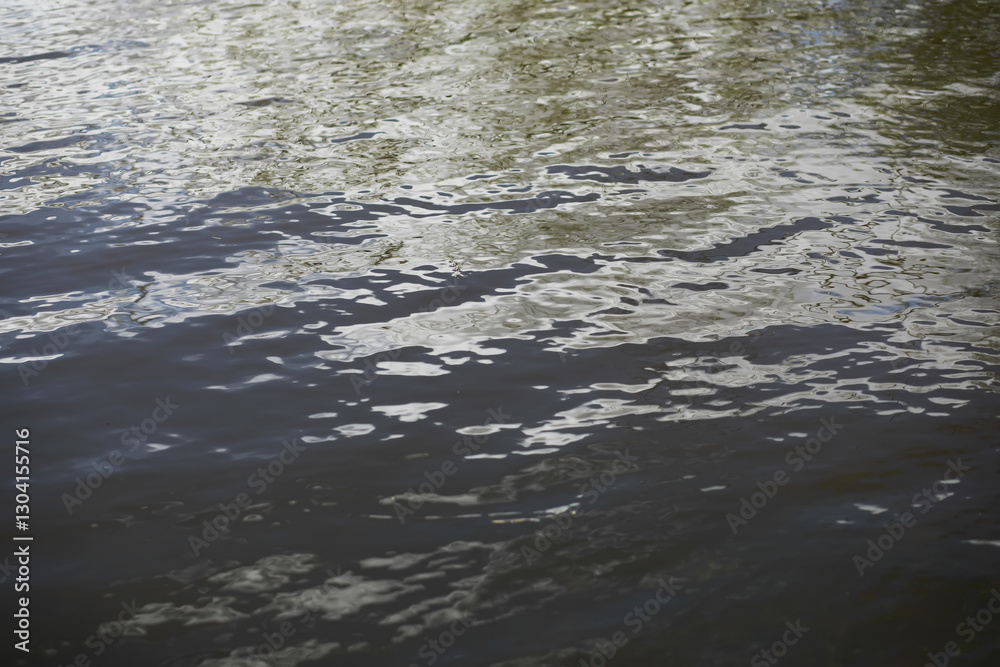 Obraz premium Tranquil Reflections of Sunlight on Calm Water Surface in Natural Setting