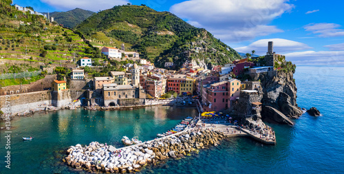 Fototapeta Naklejka Na Ścianę i Meble -  Italy, Cinque terre  national park in Liguria.  traditional fishing village  Vernazza. Aerial panorama with  colorful houses and picturesque bay. popular tourist attraction