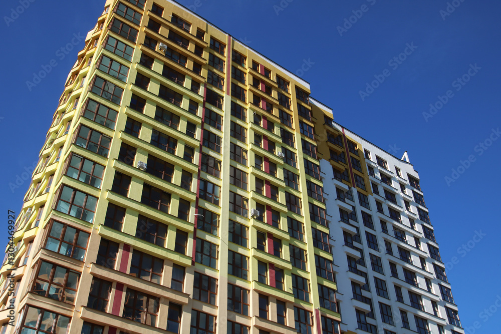 Naklejka premium Gazing upward at three towering buildings set against a clear blue sky