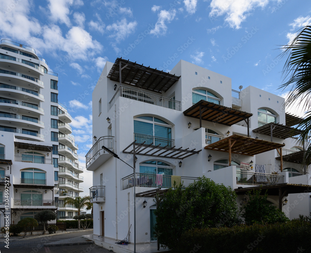 Obraz premium Relaxing coastal living with modern architecture in a sunlit paradise