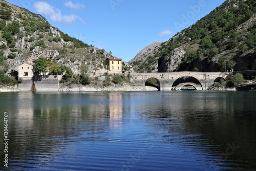 Obraz na płótnie Villalago - Panorama del lago di San Domenico dalla riva w salonie