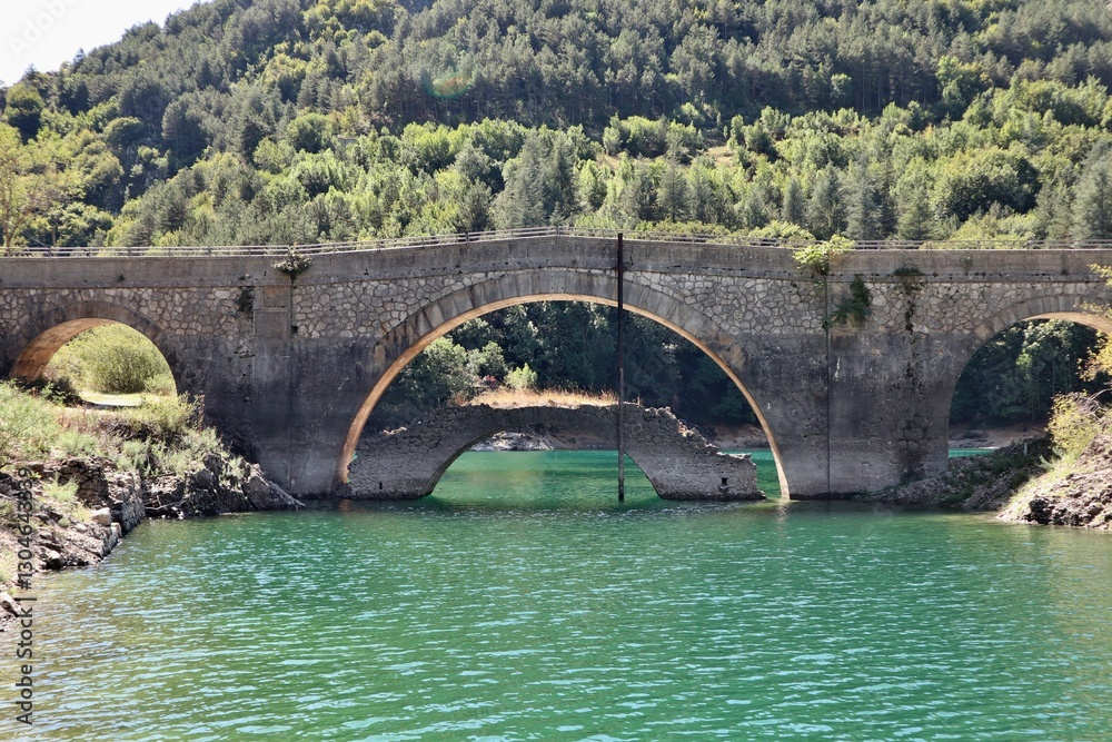 Villalago - Ponti sul lago San Domenico dal sentiero