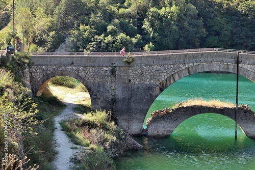 Obraz na płótnie Villalago - Turista sul ponte del Lago di San Domenico w salonie