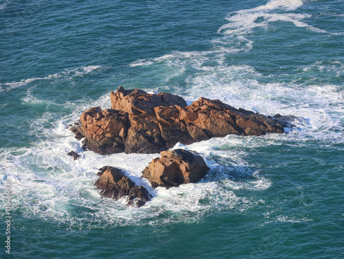 Fototapeta Naklejka Na Ścianę i Meble -  waves crashing on rocks