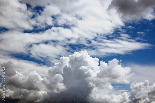 Obraz na płótnie white clouds in the blue sky w salonie
