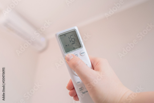 Foto Woman controls smart home with a remote, creating a comfortable atmosphere in her home