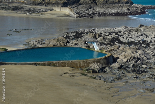 Saint-Quay-Portrieux, piscine naturelle et plongeoir - Côtes d’Armor, Bretagne photo