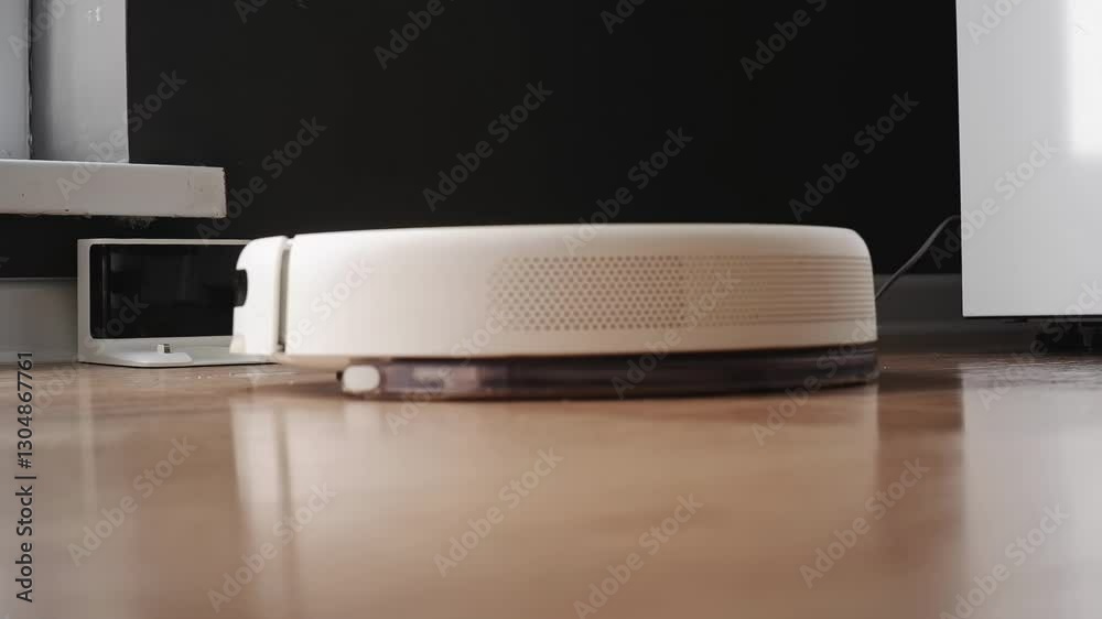 Robot vacuum cleaner automatically goes back to its charging station